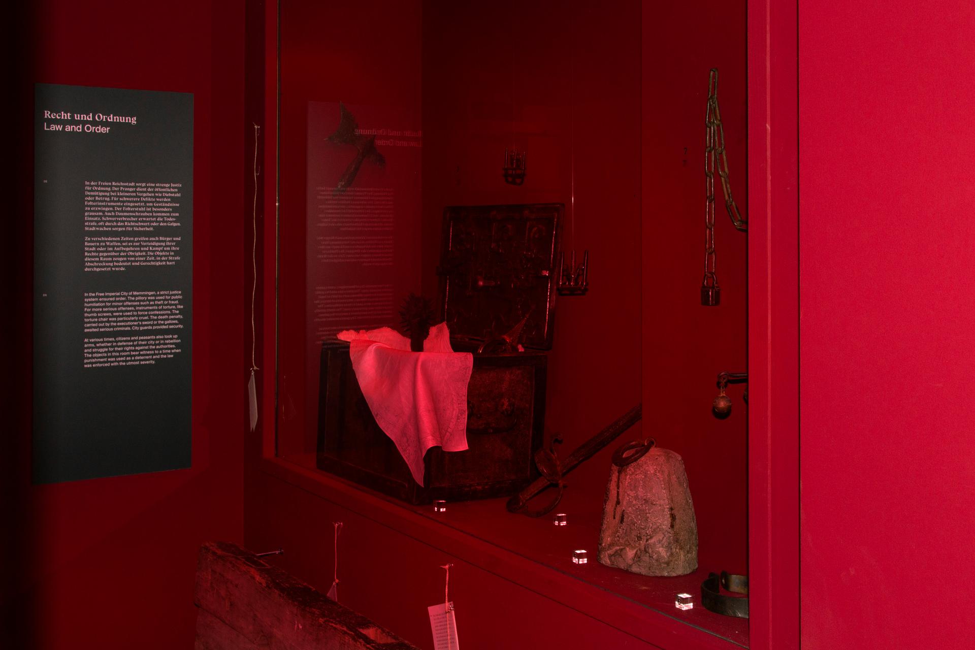 ein roter Raum zu Recht und Ordnung